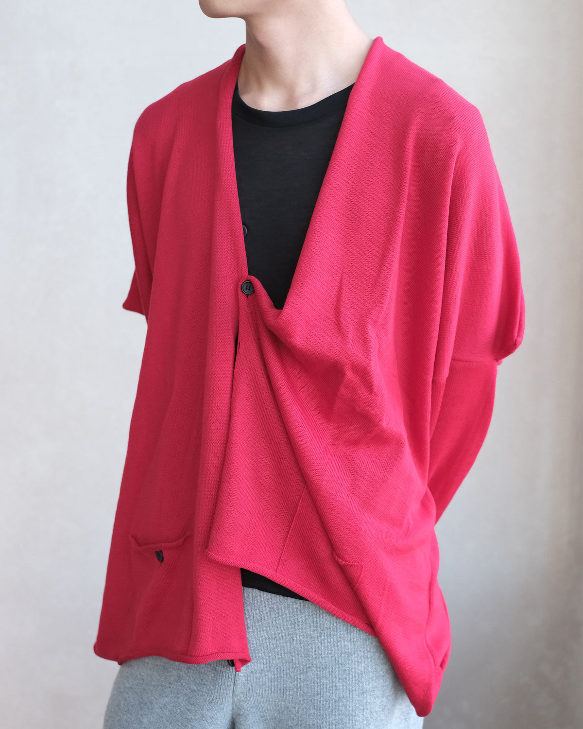 oira BOX CARDIGAN RED フロントを開いた着用ディテール