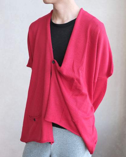 oira BOX CARDIGAN RED フロントを開いた着用ディテール
