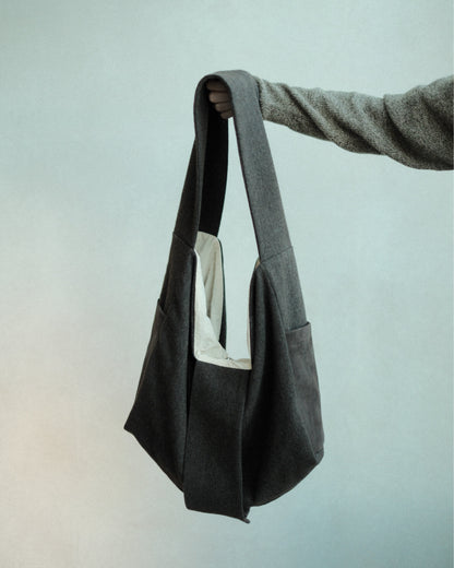 oira REVERSIBLE BAG III（IFRB03）の持ち上げたバッグ全体と幅広のショルダー