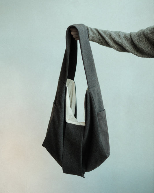 oira REVERSIBLE BAG III（IFRB03）の持ち上げたバッグ全体と幅広のショルダー