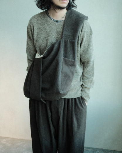 oira REVERSIBLE BAG III（IFRB03）の肩掛けした正面の着用