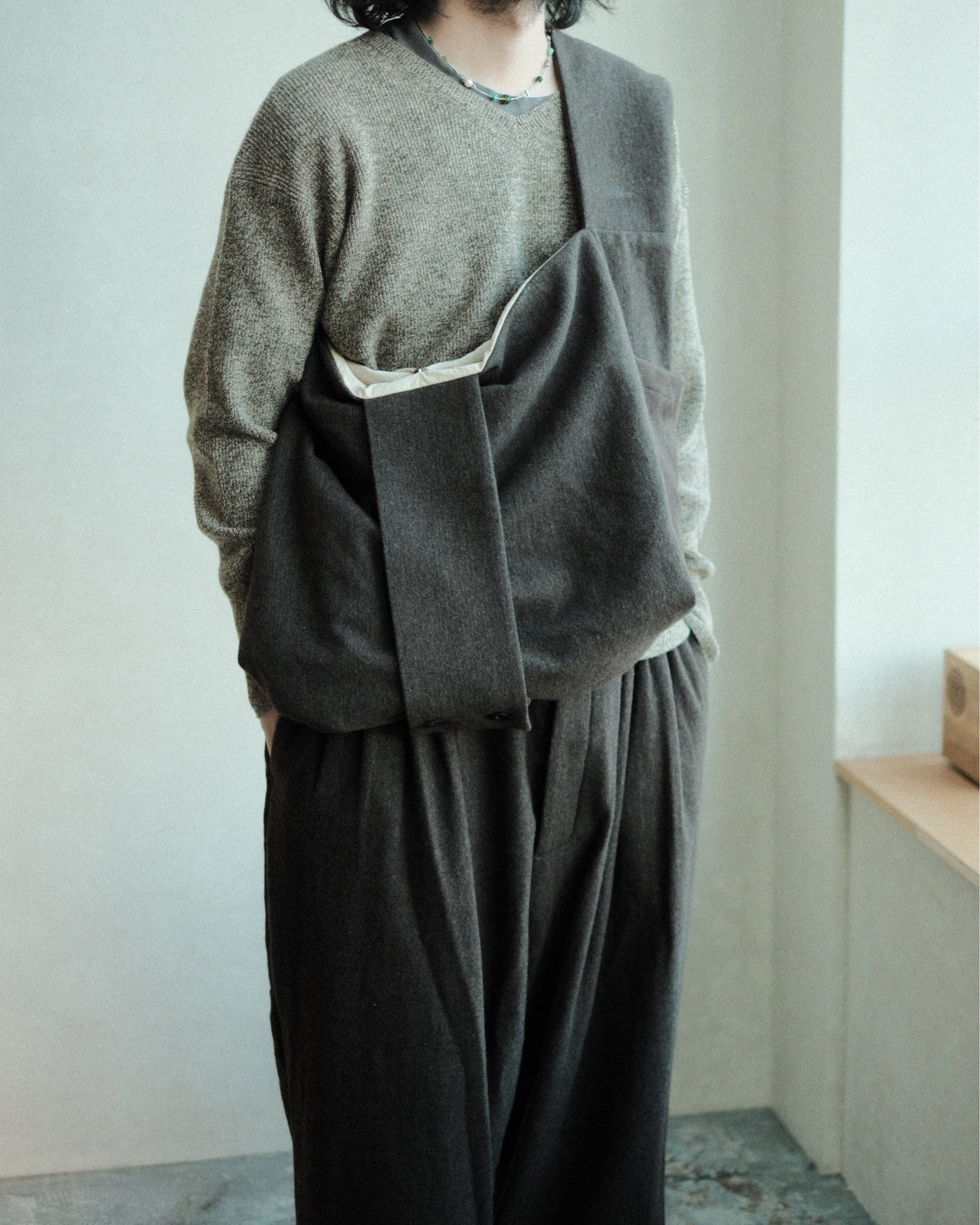 oira REVERSIBLE BAG III（IFRB03）の肩掛けした斜め正面の着用