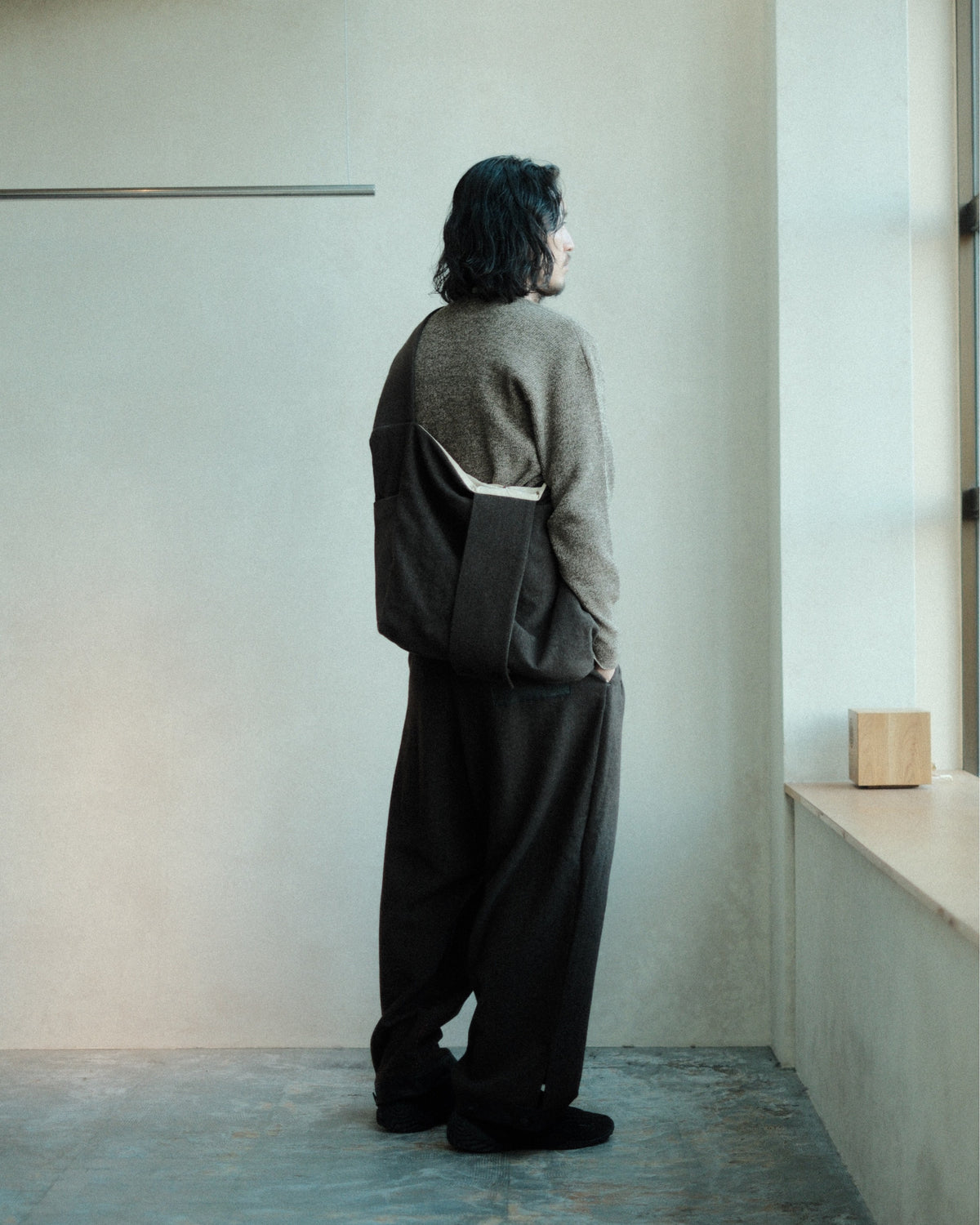 oira REVERSIBLE BAG III（IFRB03）の肩掛けした背面の全身着用
