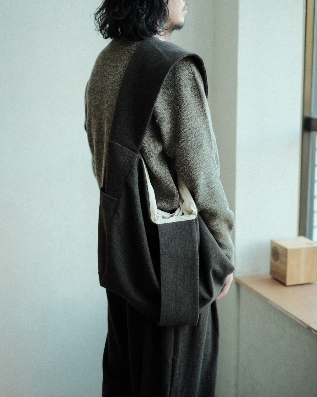 oira REVERSIBLE BAG III（IFRB03）の肩掛けした背面の着用