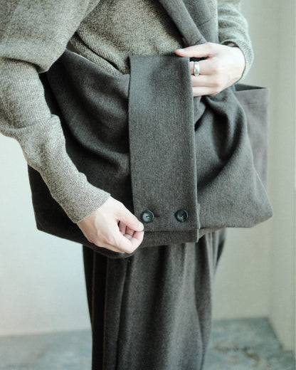 oira REVERSIBLE BAG III（IFRB03）のショルダーのボタンのディテール