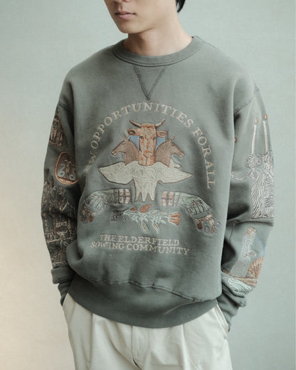 SAMUEL ZELIG Elder Crewneck Dark Sage EL-FW26-9-FT 胸元の動物・文字の刺繍と全体の着用詳細