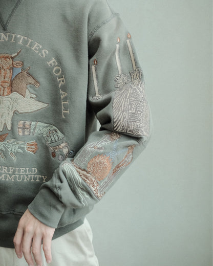SAMUEL ZELIG Elder Crewneck Dark Sage EL-FW26-9-FT 袖の燭台・人物刺繍の詳細