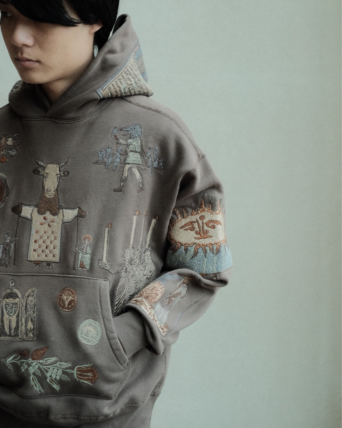 SAMUEL ZELIG Elder Hoodie Dark Taupe EL-FW26-13-FT 胸元・袖の太陽モチーフ刺繍詳細