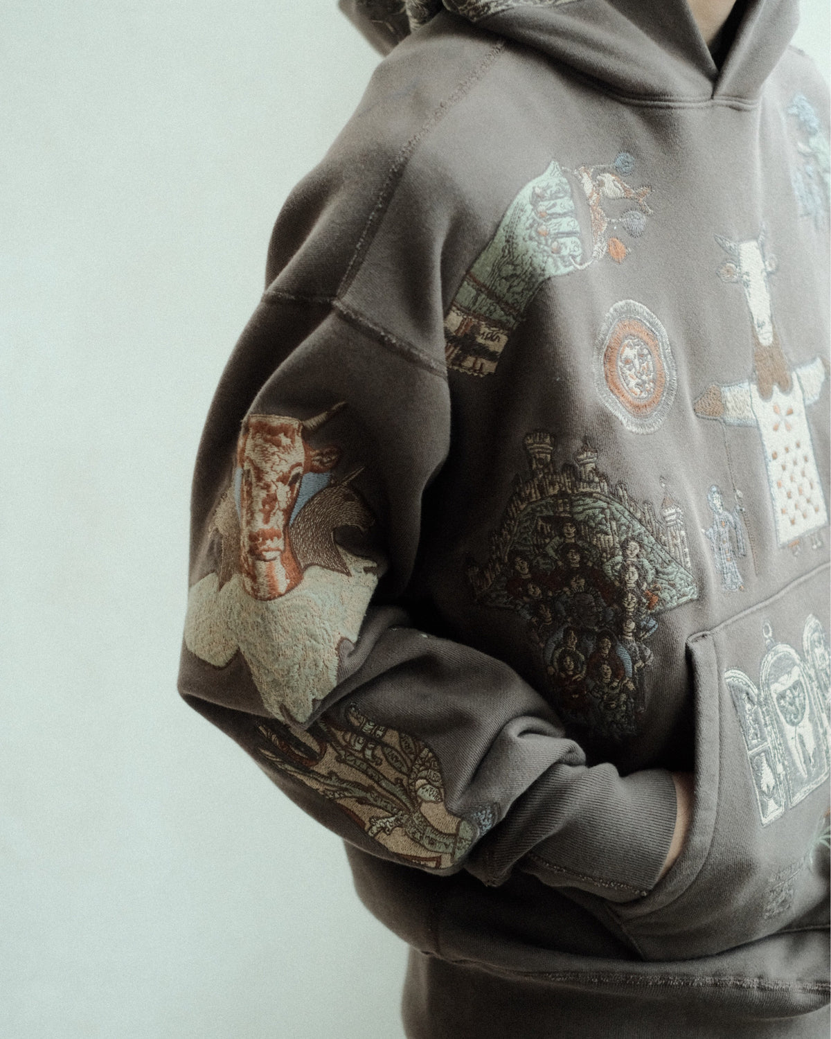 SAMUEL ZELIG Elder Hoodie Dark Taupe EL-FW26-13-FT 反対側の袖と胸元の刺繍詳細
