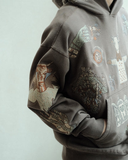 SAMUEL ZELIG Elder Hoodie Dark Taupe EL-FW26-13-FT 反対側の袖と胸元の刺繍詳細