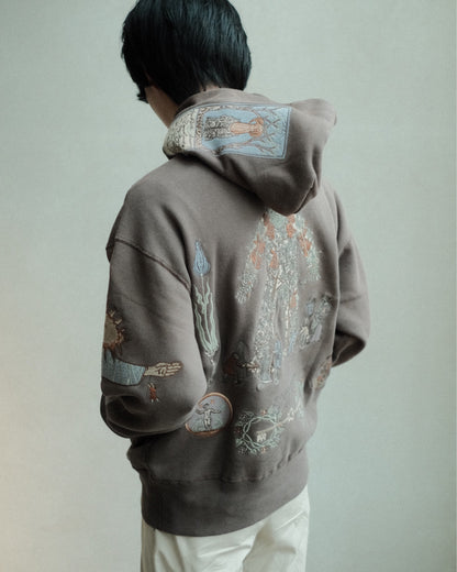 SAMUEL ZELIG Elder Hoodie Dark Taupe EL-FW26-13-FT 斜め後ろの着用姿とフード