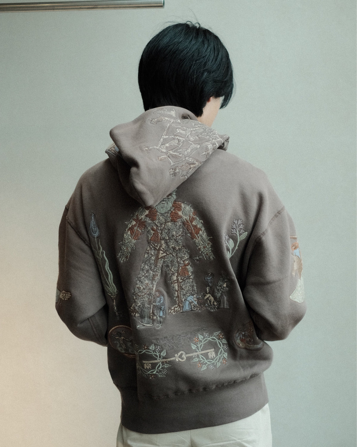 SAMUEL ZELIG Elder Hoodie Dark Taupe EL-FW26-13-FT 着用背面全体
