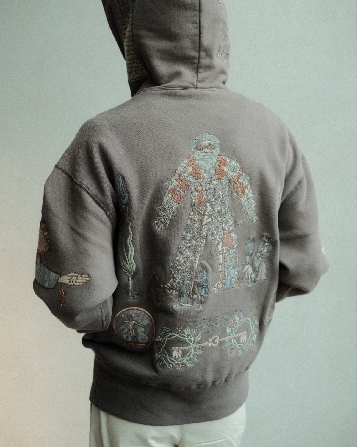 SAMUEL ZELIG Elder Hoodie Dark Taupe EL-FW26-13-FT フードをかぶった背面の刺繍