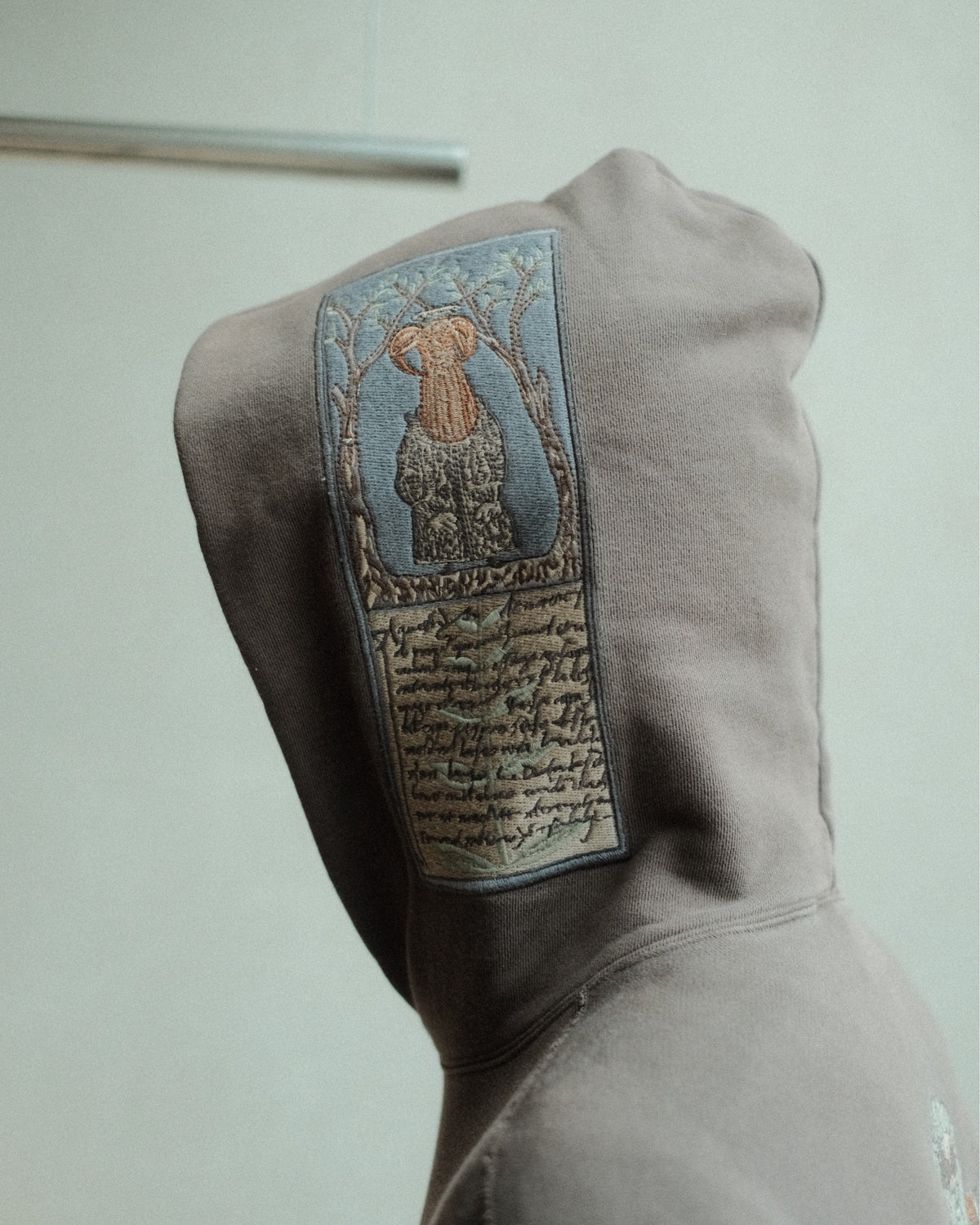SAMUEL ZELIG Elder Hoodie Dark Taupe EL-FW26-13-FT フード側面の図像・文字の刺繍詳細