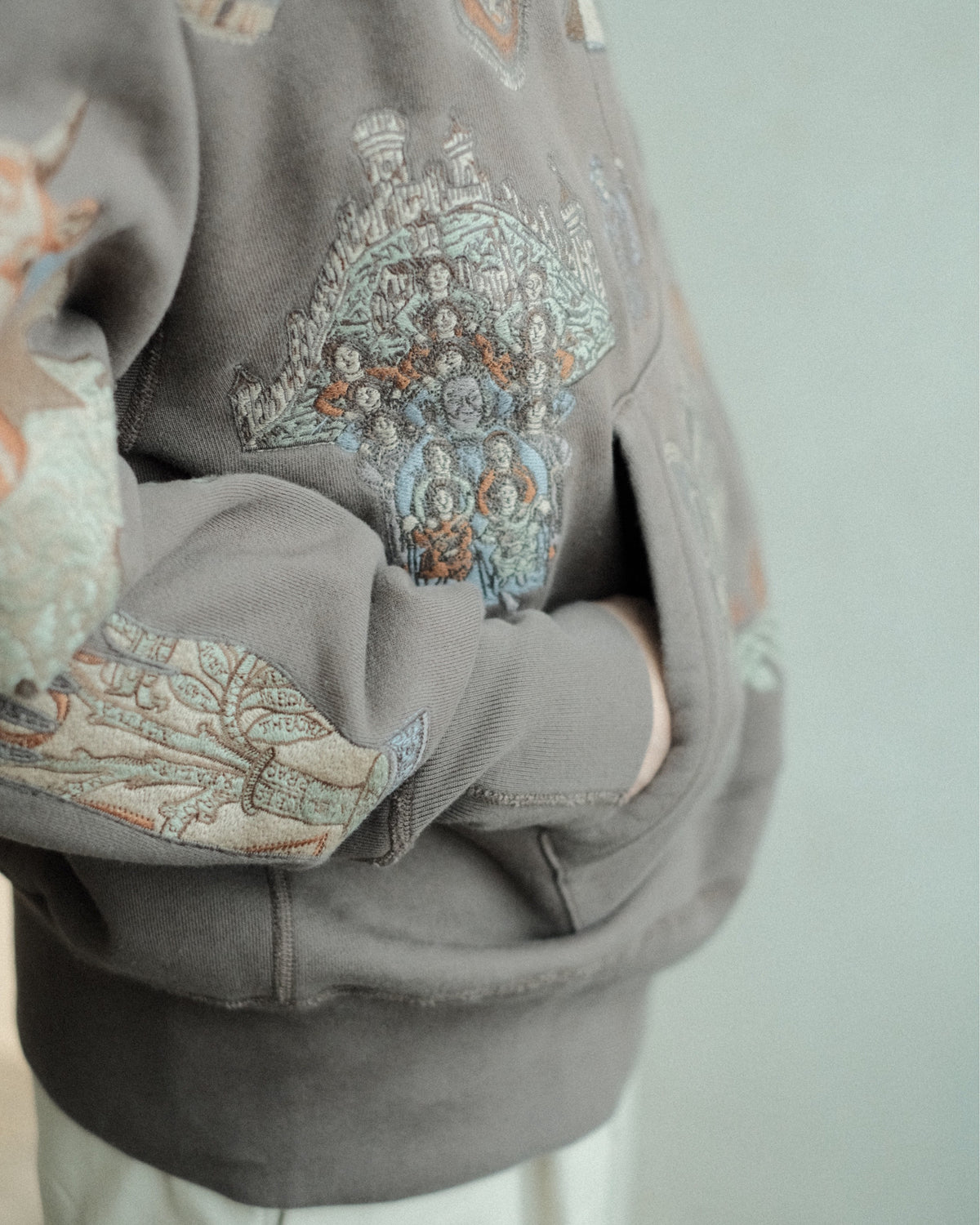 SAMUEL ZELIG Elder Hoodie Dark Taupe EL-FW26-13-FT 胸元・袖口とポケットの刺繍詳細