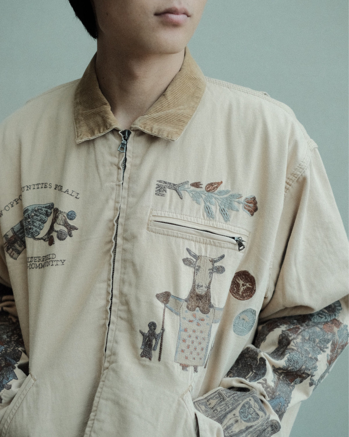 SAMUEL ZELIG Elder Work Jacket Pale Khaki EL-FW26-18-CAN 襟・フロントジップ・胸元の刺繍の着用詳細