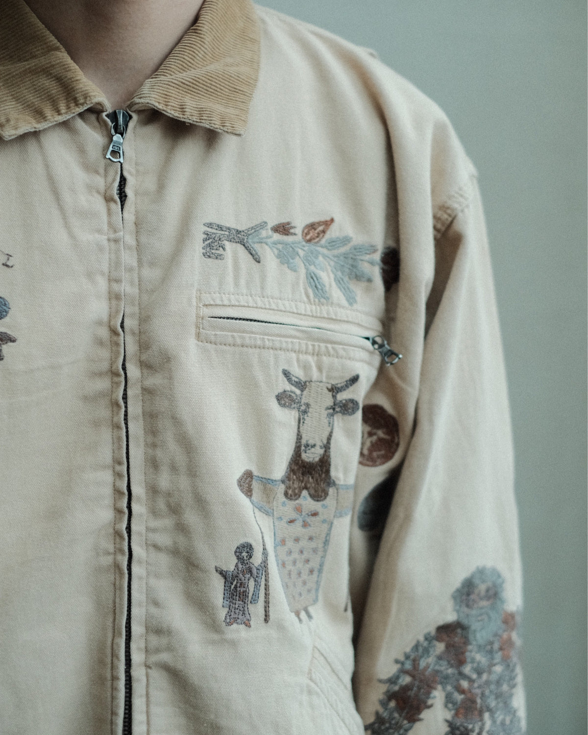 SAMUEL ZELIG Elder Work Jacket Pale Khaki EL-FW26-18-CAN 胸ポケット・植物と動物の刺繍の詳細