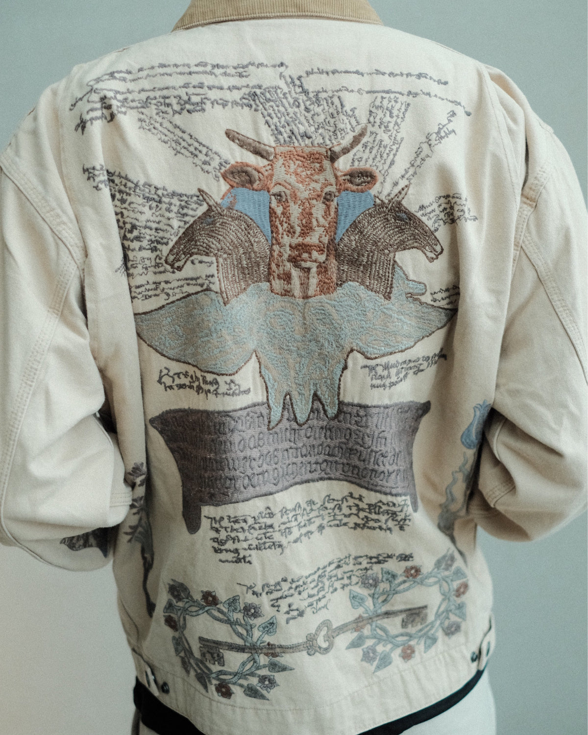 SAMUEL ZELIG Elder Work Jacket Pale Khaki EL-FW26-18-CAN 背面の動物・文字・植物の刺繍詳細