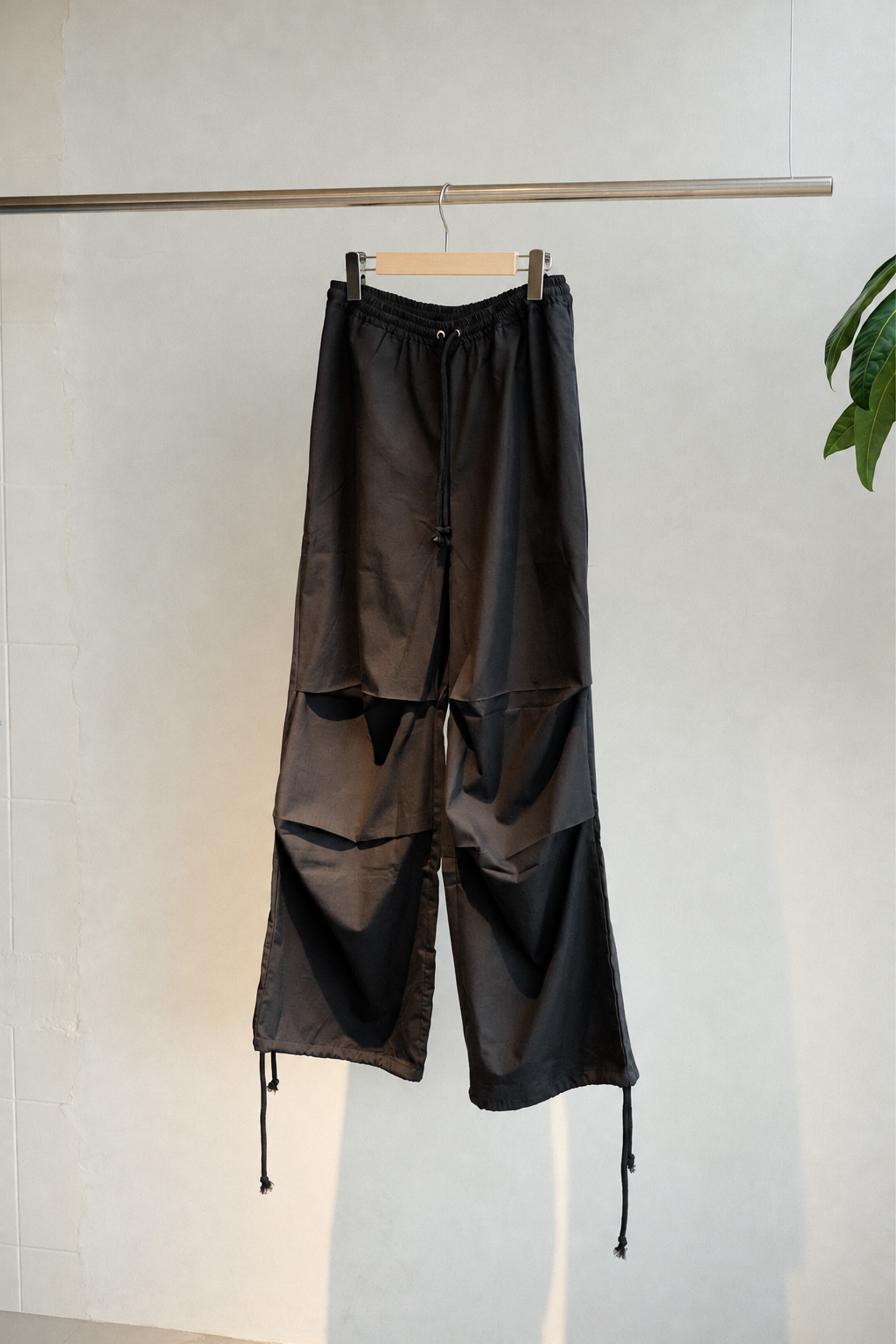 Baserange Uro Pants Black PAUR-CO-AW26 ハンガー正面全体