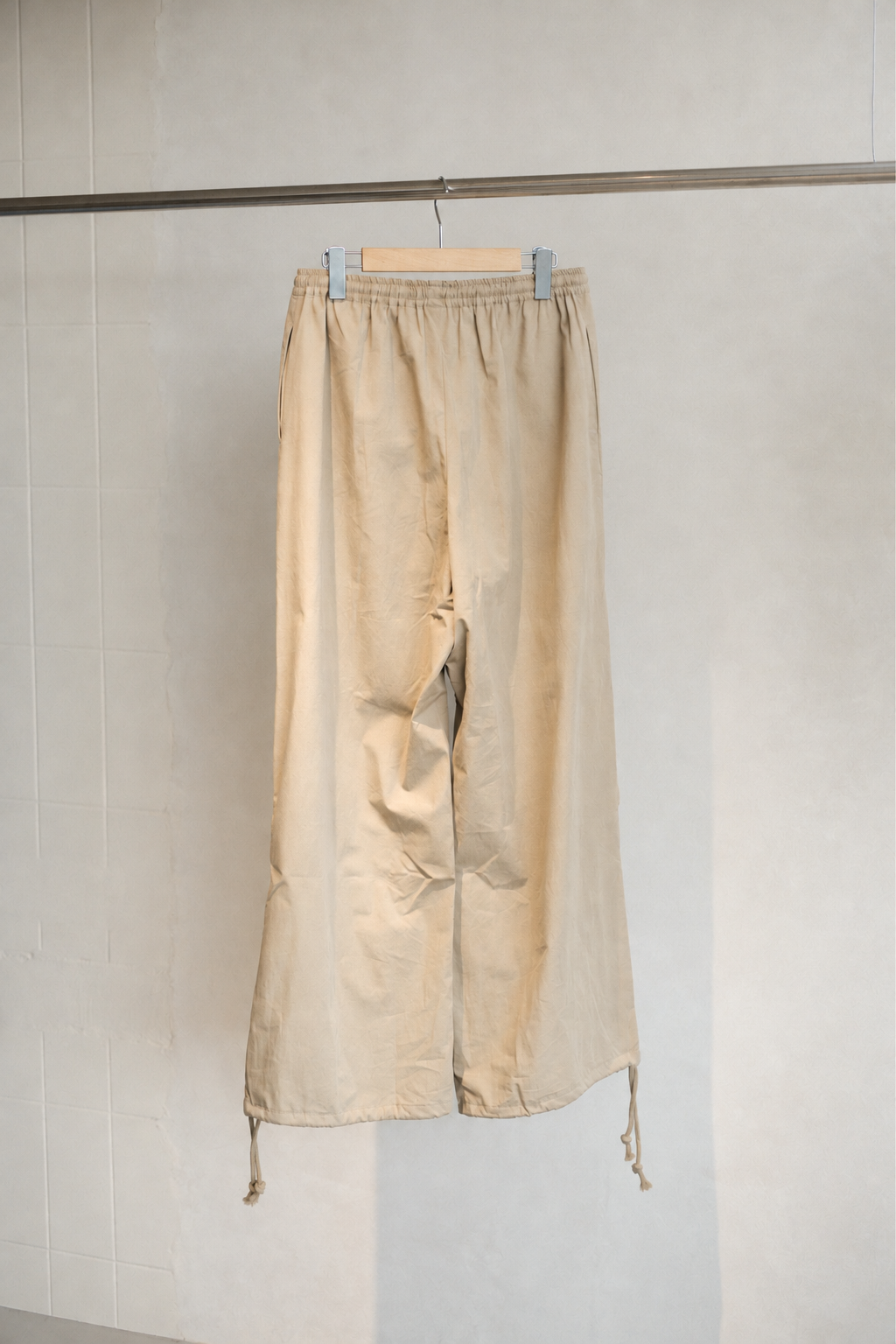 Baserange Uro Pants Khaki PAUR-CO-AW26 ハンガー背面全体