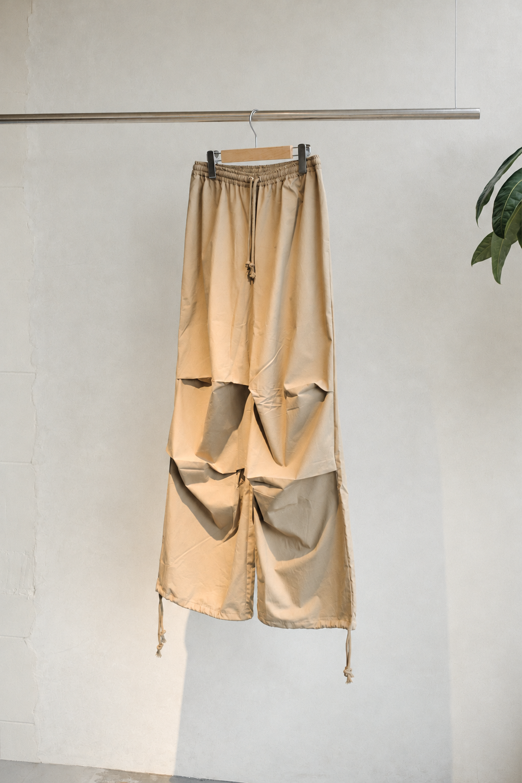 Baserange Uro Pants Khaki PAUR-CO-AW26 ハンガー正面全体