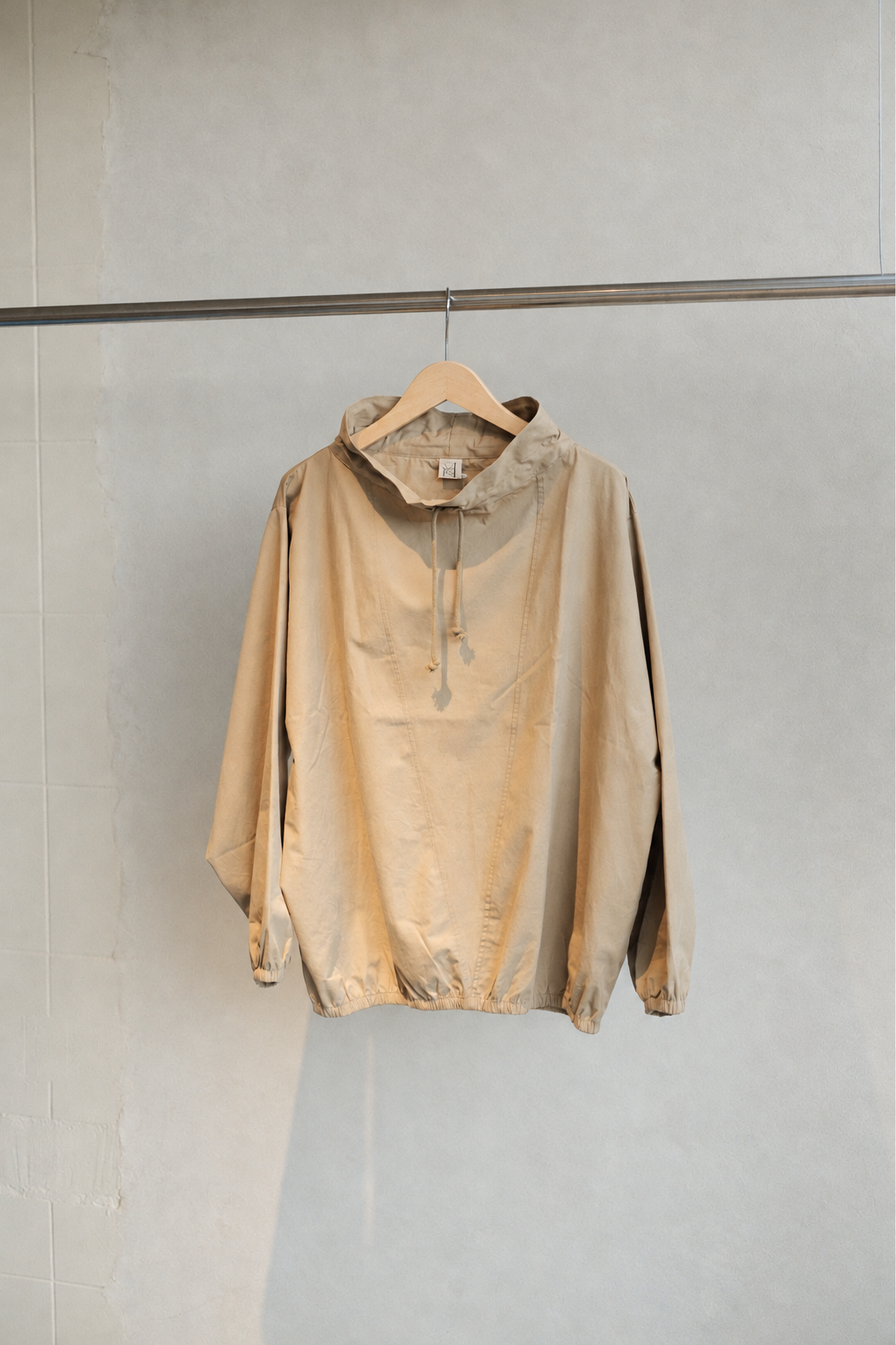 Baserange Uro Top Khaki TOUR-CO-AW26 ハンガー正面全体